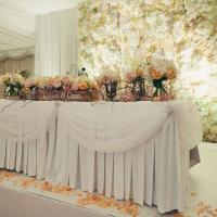 The on trend country-style wedding flower display