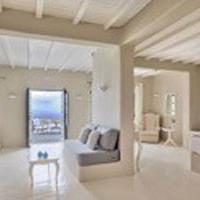 Honeymoon Without the Crowds in Santorini Honeymoon Without the Crowds in Santorini